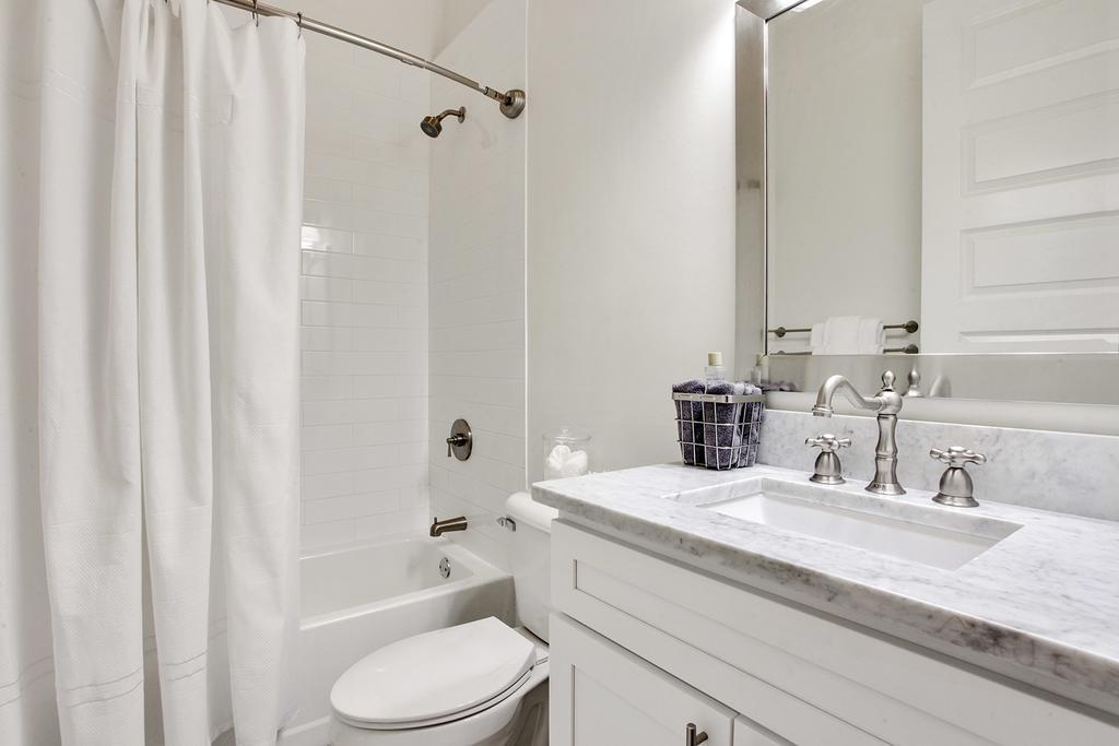 Charming Royal Queen Blocks From Fq! New Orleans Exterior photo